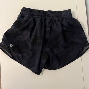 Lululemon Hotty Hot Low-Rise lined Shorts 4”